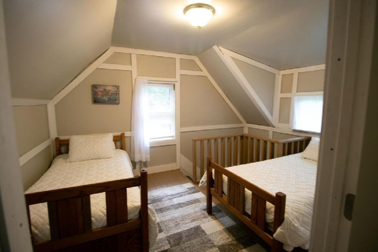 Downtown 2 Bedroom Cottage, Sleeps 6, Walking Distance To Honeywell, Downtown Restaurants, Shopping Wabash Luaran gambar