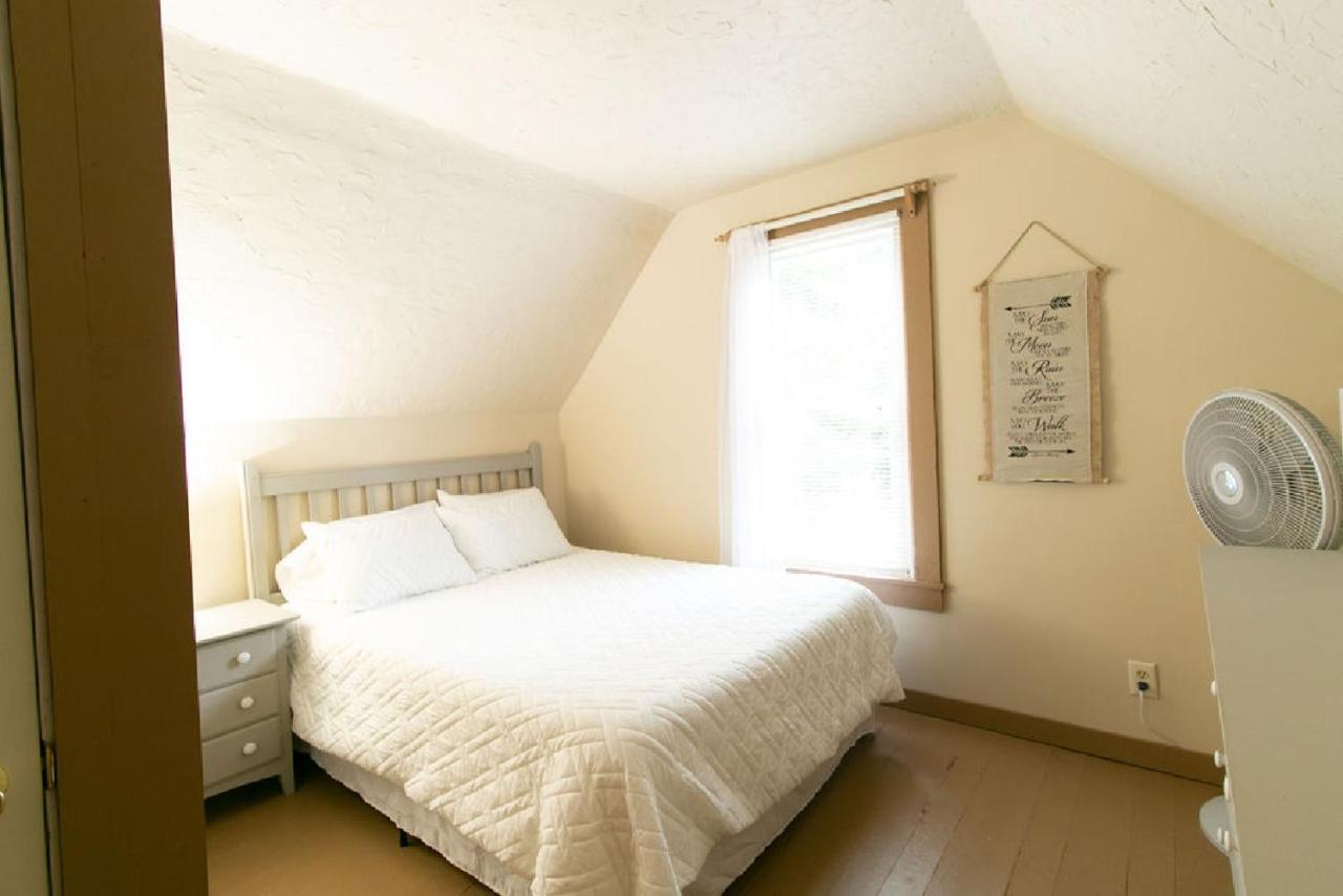 Downtown 2 Bedroom Cottage, Sleeps 6, Walking Distance To Honeywell, Downtown Restaurants, Shopping Wabash Luaran gambar